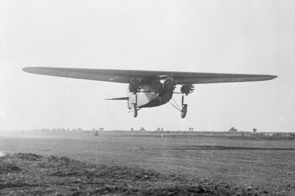 The Army's tri-motor Atlantic-Fokker C-2 mono plane, manned by Lieutenants Lester J. Maitland and Albert F. Hegenberger, takes off from Oakland, Calif., on its record-breaking flight to Honolulu, Hawaii, June 18, 1927. This stretch of the Earth's surface has never been spanned by an airplane before. (ĢӰԺ Photo)
