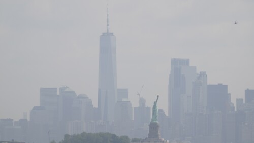 La Estatua de la Libertad logra verse entre una densa nube de humo que cubre la ciudad de Nueva York, vista desde Jersey City, Nueva Jersey, el jueves 29 de junio de 2023 (AP Foto/Seth Wenig)