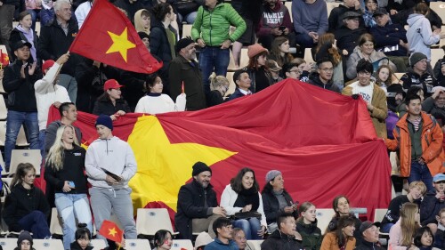 Les supporters vietnamiens réagissent après le match d'échauffement entre la Nouvelle-Zélande et le Vietnam avant la Coupe du monde féminine à Napier, en Nouvelle-Zélande, le lundi 10 juillet 2023. (AP Photo/John Cowpland)