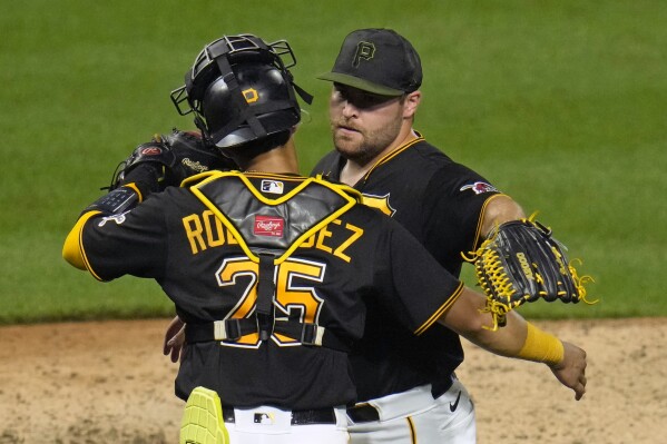 Pirates stun Spencer Strider with 6-run 3rd inning, hold on to beat Braves