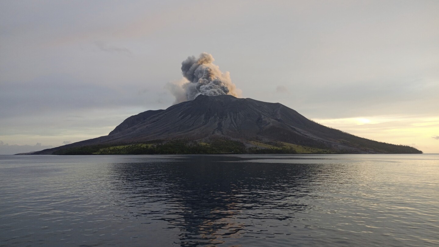 Летище близо до вулкан отваря отново, тъй като Индонезия понижава нивото на предупреждение за изригване