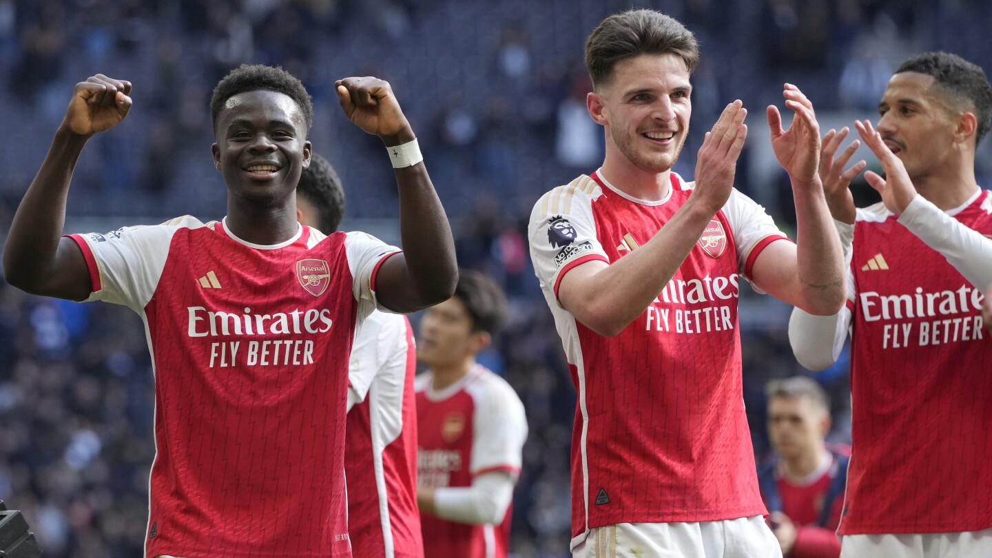 Premier League : Arsenal bat Tottenham 3-2 et reste en tête dans la course au titre