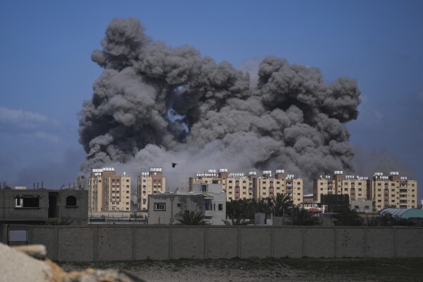 ARCHIVO - El humo se eleva tras un ataque aéreo israelí en el centro de la Franja de Gaza el 22 de marzo de 2024. (Foto AP/Abdel Kareem Hana, Archivo)