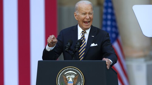 US-Präsident Joe Biden spricht am Mittwoch, 12. Juli 2023, während einer Veranstaltung an der Universität Vilnius am Rande des NATO-Gipfels in Vilnius, Litauen, zum Publikum (AP Photo/Mindaugas Kulbis)