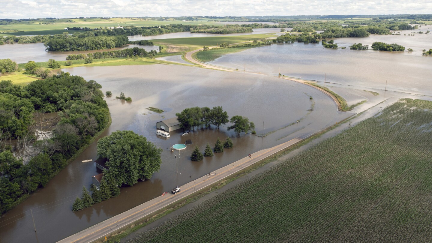 Heat wave grips US as floodwaters inundate Midwest