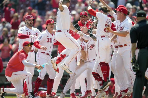 Joey Votto makes triumphant return to Cincinnati, Reds winning streak at 9