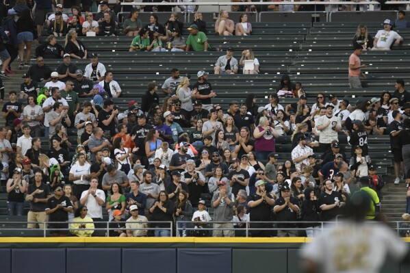 MLB: Yoán Moncada, Chicago White Sox blow out Oakland A's