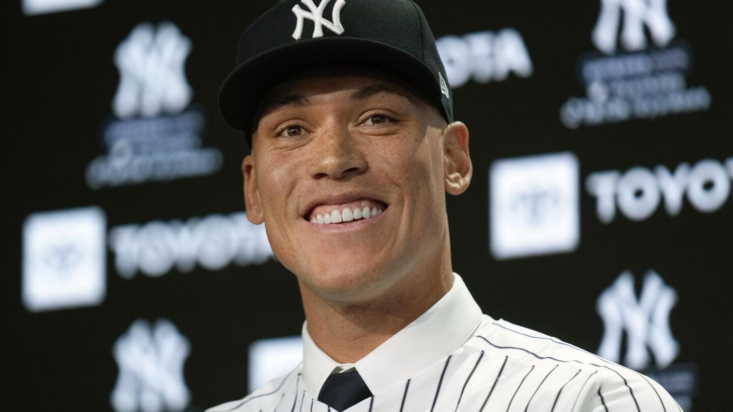 Derek Jeter reacts to Aaron Judge being named Yankees captain