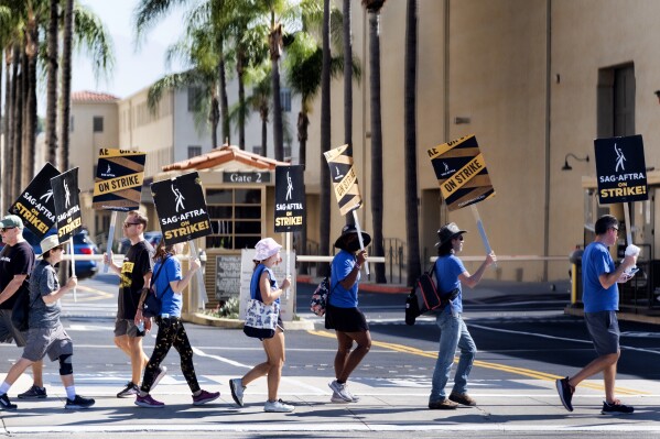 En una muestra de solidaridad, guionistas se unen a las protestas del Sindicato de Actores de la Pantalla-Federación Estadounidense de Artistas de Televisión y Radio (SAG-AFTRA por sus siglas en inglés) frente a la entrada de los estudios Warner Bros. en Burbank, California, el martes 26 de septiembre de 2023. (AP Foto/Richard Vogel)