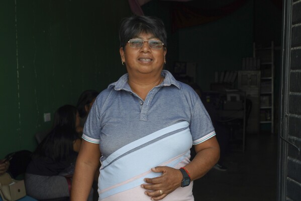 Juana Cruz posa para la foto en el municipio de Las Margaritas del estado de Chiapas, México, el viernes 3 de mayo de 2024. Cruz acompaña a las víctimas de violencia a denunciar, organizar charlas para escuchar las necesidades de las comunidades, convoca talleres sobre los derechos de las mujeres y enseña a niños la lengua tojolabal. (AP Foto/Marco Ugarte)