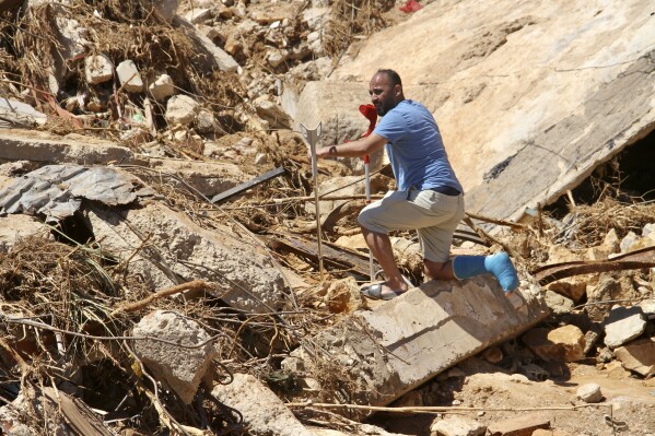 Un hombre busca sobrevivientes en Derna, Libia, el 13 de septiembre de 2023, donde el colapso de dos represas desató una inundación repentina masiva que mató miles de personas. (Foto AP/Yousef Murad)