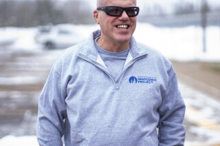 Esta imagen proporcionada por Fong Lee muestra a Thomas Rhodes sonriendo mientras sale de una prisión estatal de Minnesota, el 13 de enero de 2023, en Moose Lake, Minnesota. (Fong Lee vía AP)