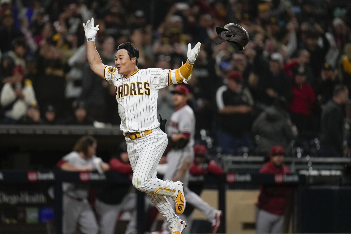 Padres go up big, hold on against Diamondbacks to win series