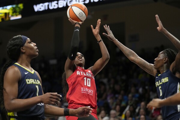 Atlanta, USA. 20th May, 2022. May 20, 2022, Atlanta, Georgia, United  States: Atlanta, Georgia, May 20th 2022: Atlanta Dream players help up  Rhyne Howard (10 Atlanta Dream) during the Womens National Basketball