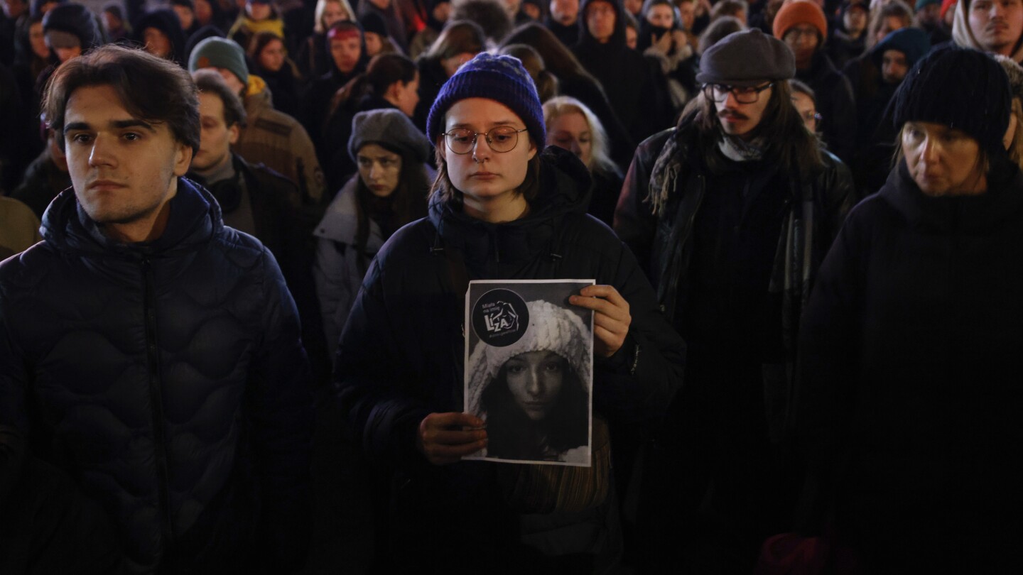 Опечалените почитат Лиза, която избяга от Беларус във Варшава за нов живот, но беше изнасилена и почина в болница