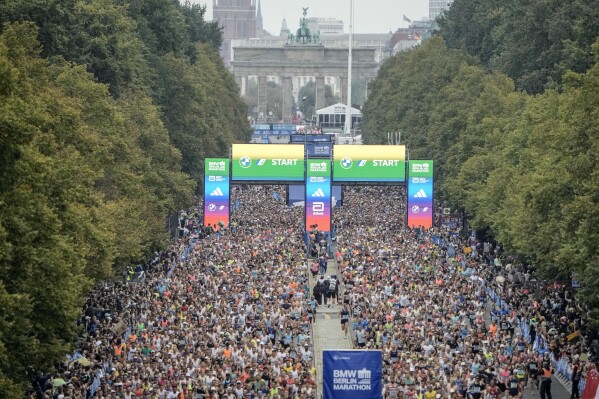 Runners start in the Berlin Marathon in Berlin, Germany, Sunday, Sept. 24, 2023. (AP Photo/Markus Schreiber)