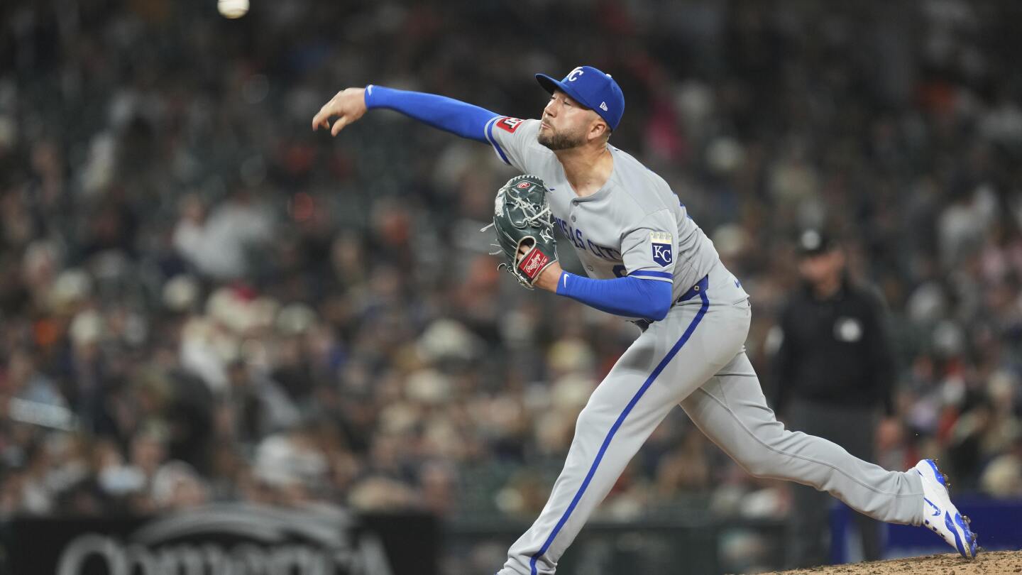 Royals' Lucas Erceg exits game after left foot injury