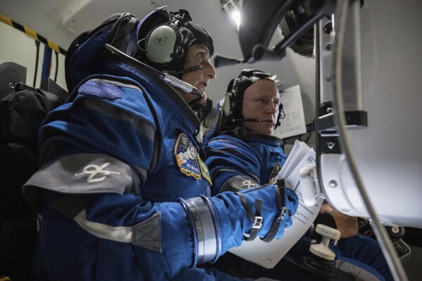 2022 年 11 月 3 日，波音机组人员飞行测试机组成员桑尼·威廉姆斯和布奇·威尔莫在休斯顿约翰逊航天中心的波音 Starliner 模拟器中工作。波音 Starliner 太空舱载有机组人员的首次飞行定于 5 月 6 日星期一进行。  ，2024 年。（美国宇航局/罗伯特·马科维茨）