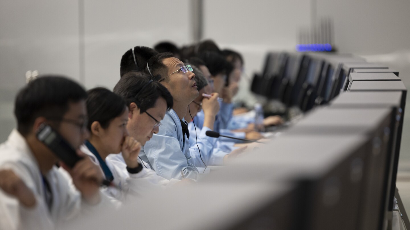 Een Chinees ruimtevaartuig landt aan de andere kant van de maan om stenen te verzamelen in het licht van de groeiende ruimteconcurrentie met de Verenigde Staten