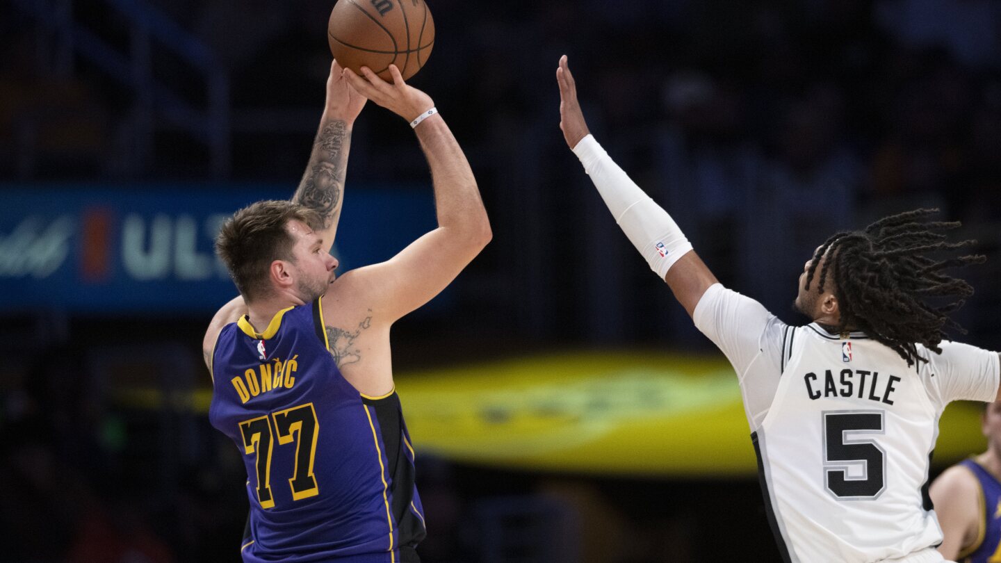 Lakers Extend Home Winning Streak, Defeat Spurs 125-109