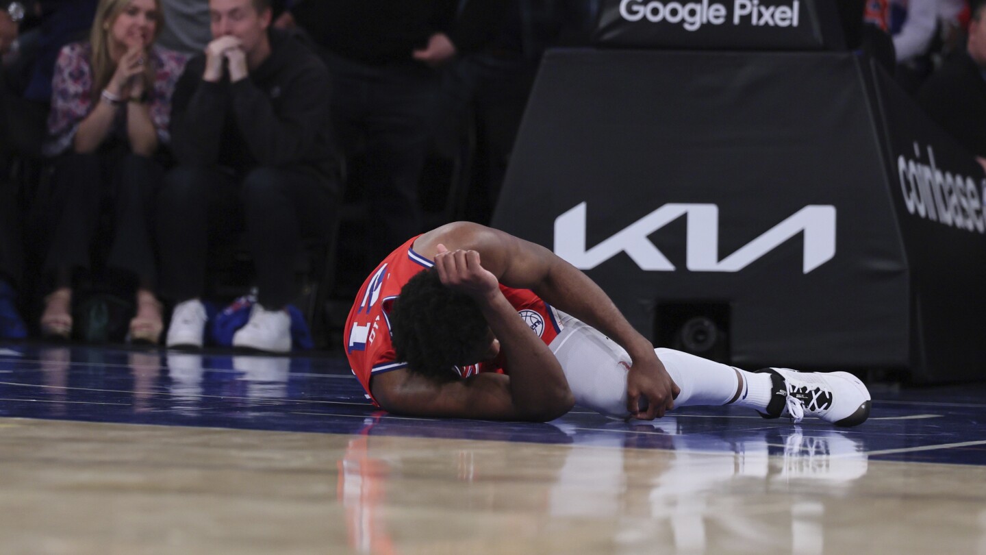 Joel Embiid des 76ers revient pour la 2ème mi-temps après avoir semblé se blesser à nouveau au genou lors du premier match contre les Knicks