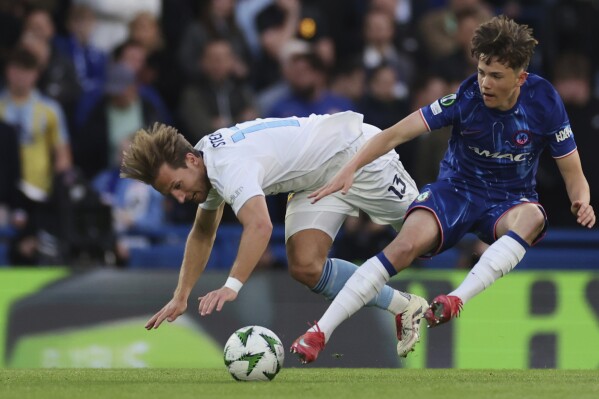 Djurgarden's Daniel Stensson, left, duels for the ball with Chelsea's Reggie Walsh during the Europa Conference League semifinal second leg soccer match between Chelsea and Djurgarden, at Stamford Bridge stadium in London, Thursday, May 8, 2025. (AP Photo/Ian Walton)