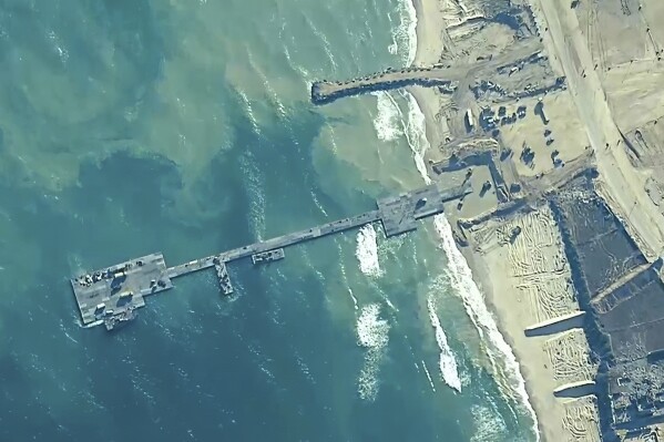 文件-美国中央司令部提供的图像显示，2024年5月16日，分配给第七运输旅（远征队）的美国陆军士兵、分配给两栖建造营1的美国海军士兵以及以色列国防军在加沙地带海岸放置三叉戟码头。美国中央司令部星期五宣布，美国军事建造的码头的一个关键部分已重新连接到加沙海滩，该码头旨在通过船只将急需的救援物资运送到加沙。（美国中央司令部通过AP）