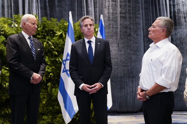 El presidente Joe Biden y el secretario de Estado Antony Blinken se reúnen con personas afectadas por los ataques de Hamás, en Tel Aviv, el 18 de octubre de 2023. (Foto AP/Evan Vucci)