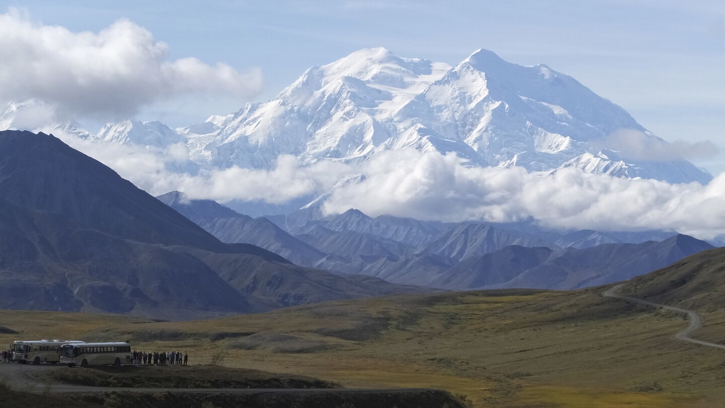 Двама алпинисти, страдащи от хипотермия, очакват спасение край Денали, най-високата планина в Северна Америка