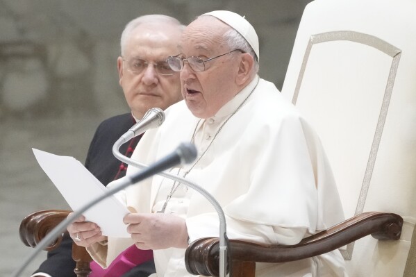 El papa Francisco lee su mensaje durante la audiencia general semanal en el Vaticano, el miércoles 7 de febrero de 2024. (Foto AP/Gregorio Borgia)