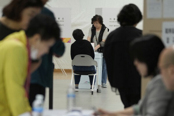 A woman casts her vote for presidential election at a polling station in Seoul, South Korea, Tuesday, June 3, 2025.(AP Photo/Ahn Young-joon)