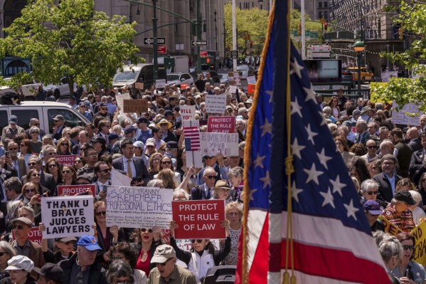 Manifestantes del 1 de Mayo en EEUU y otras partes del mundo protestan contra la agenda de Trump | AP News