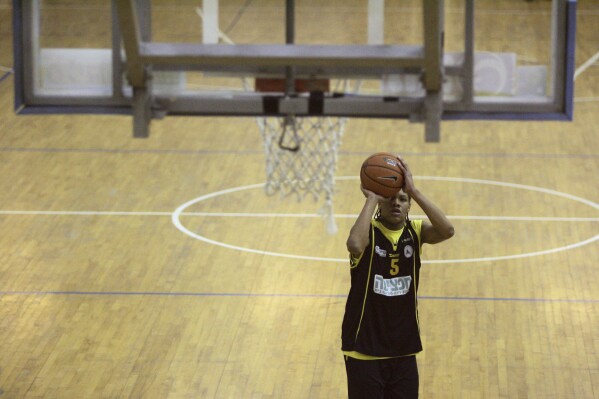 FILE - Elitzur Ramle basketball player Monique Currie, who played in the WNBA, takes a free throw during an Israeli league basketball match against Maccabi Ashdod in Ashdod, Israel, Monday, Feb. 5, 2007. WNBA players have one less option to play overseas with the conflict in Israel, adding to diminishing opportunities amid the ongoing war between Russia and Ukraine. (AP Photo/Ariel Schalit, File)