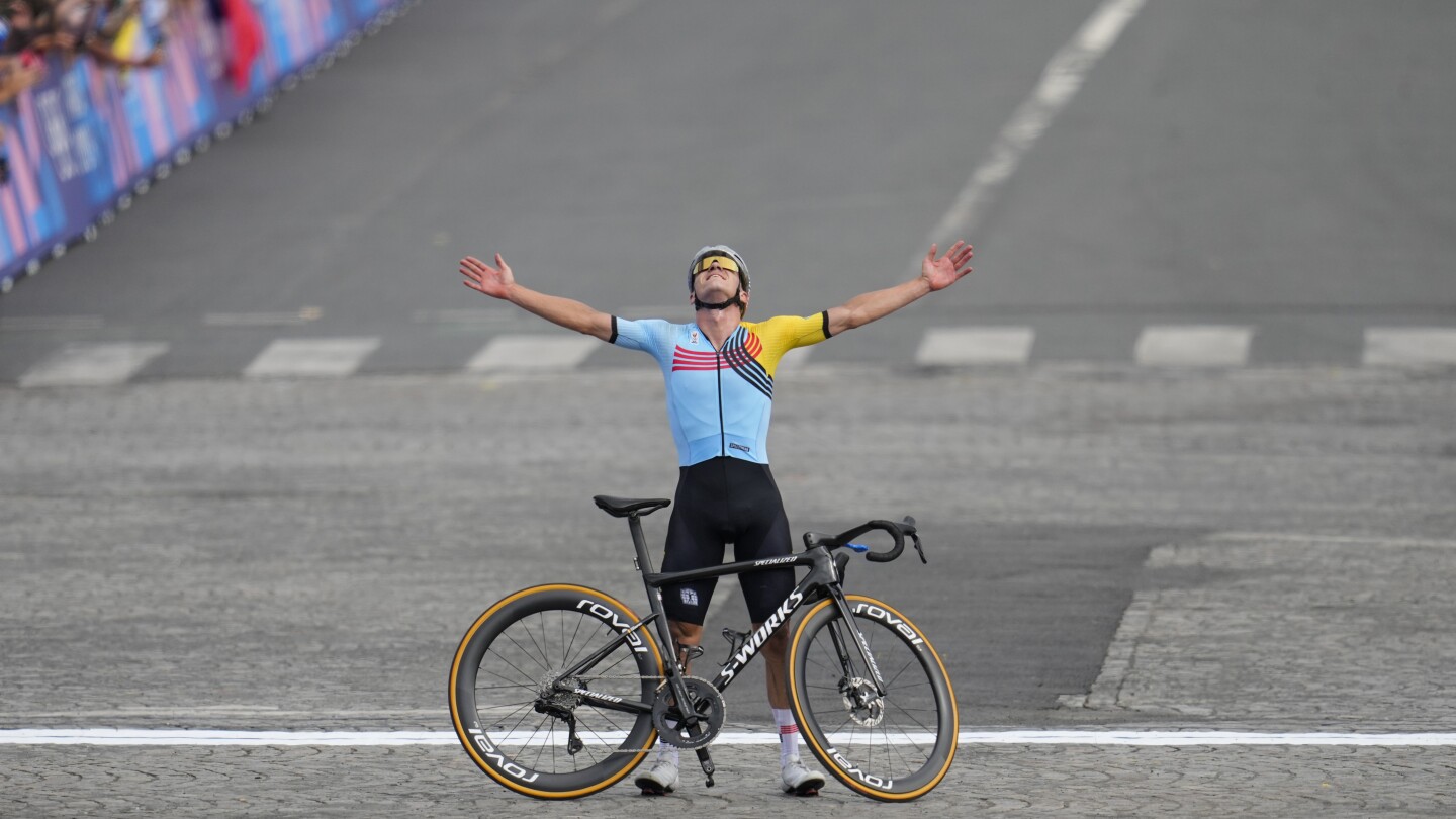 De Belg Remco Evenepoel werd de eerste renner die zowel de Olympische wegwedstrijd als de tijdrit won