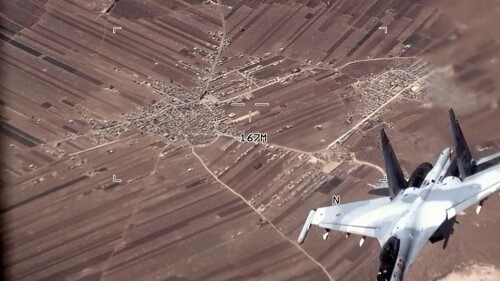 Auf diesem Bild aus einem von der US Air Force veröffentlichten Video fliegt eine russische SU-35 am Mittwoch, dem 5. Juli 2023, in der Nähe einer MQ-9 Reaper-Drohne der US Air Force über Syrien.  Nach Angaben der US-Luftwaffe flogen russische Kampfflugzeuge gefährlich nahe an mehrere US-Drohnen über Syrien heran, lösten Leuchtraketen aus und zwangen MQ-9-Reaper zu Ausweichmanövern.  (US Air Force über AP)