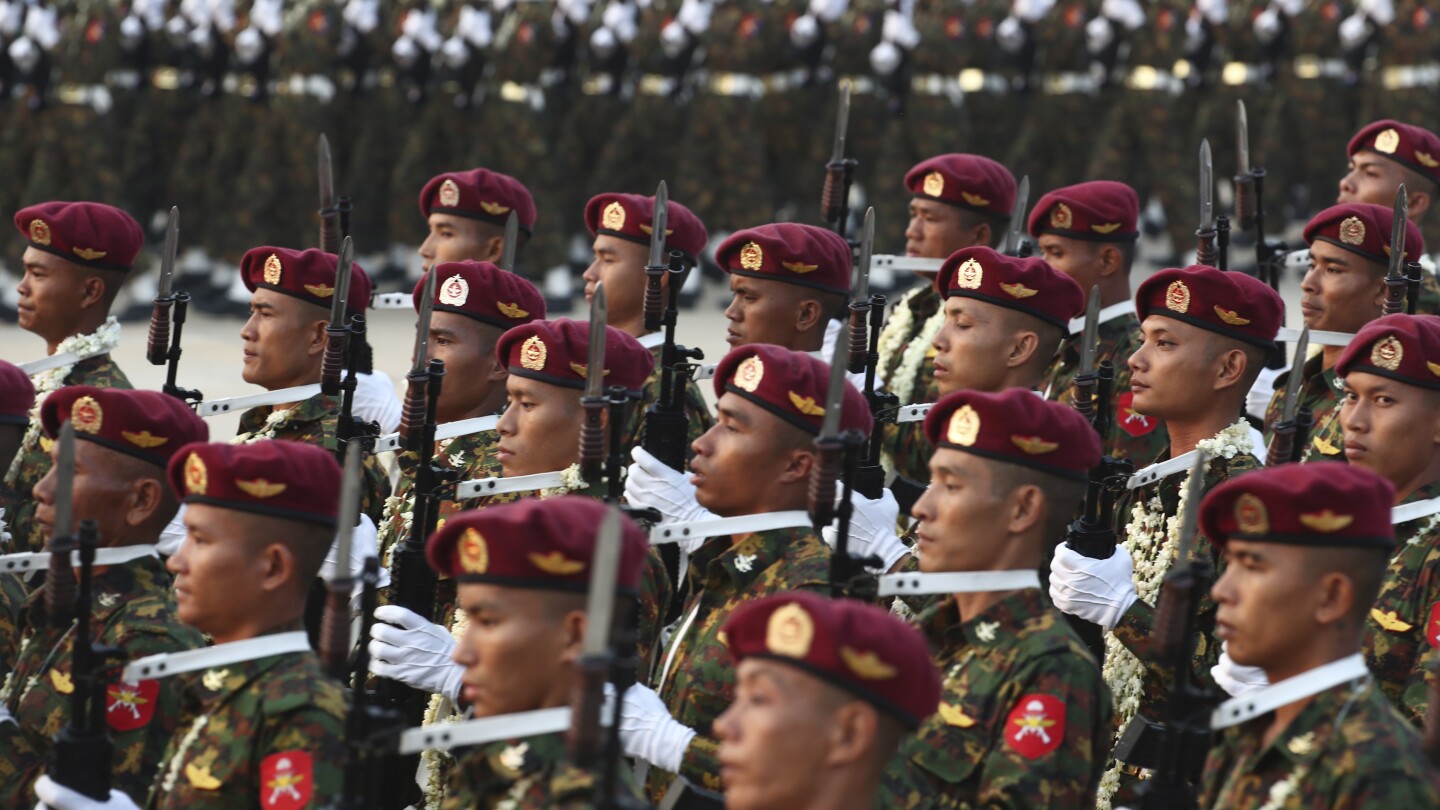 Мианмар казва, че новоактивираният закон за военната повинност ще призове 5000 души на месец. Някои мислят за бягство