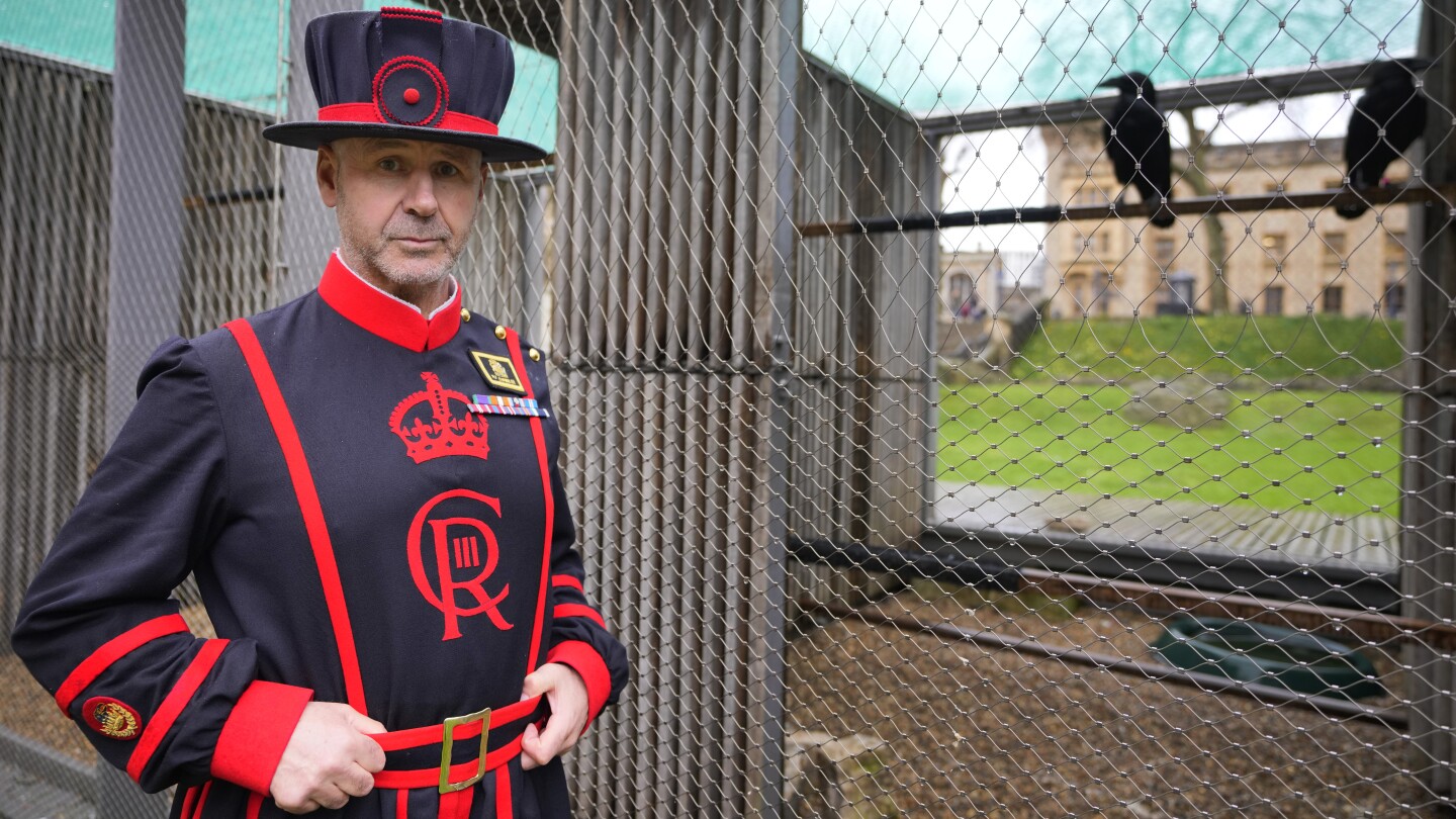 Le nouveau maître corbeau de la Tour de Londres prend en charge le troupeau emblématique du monument