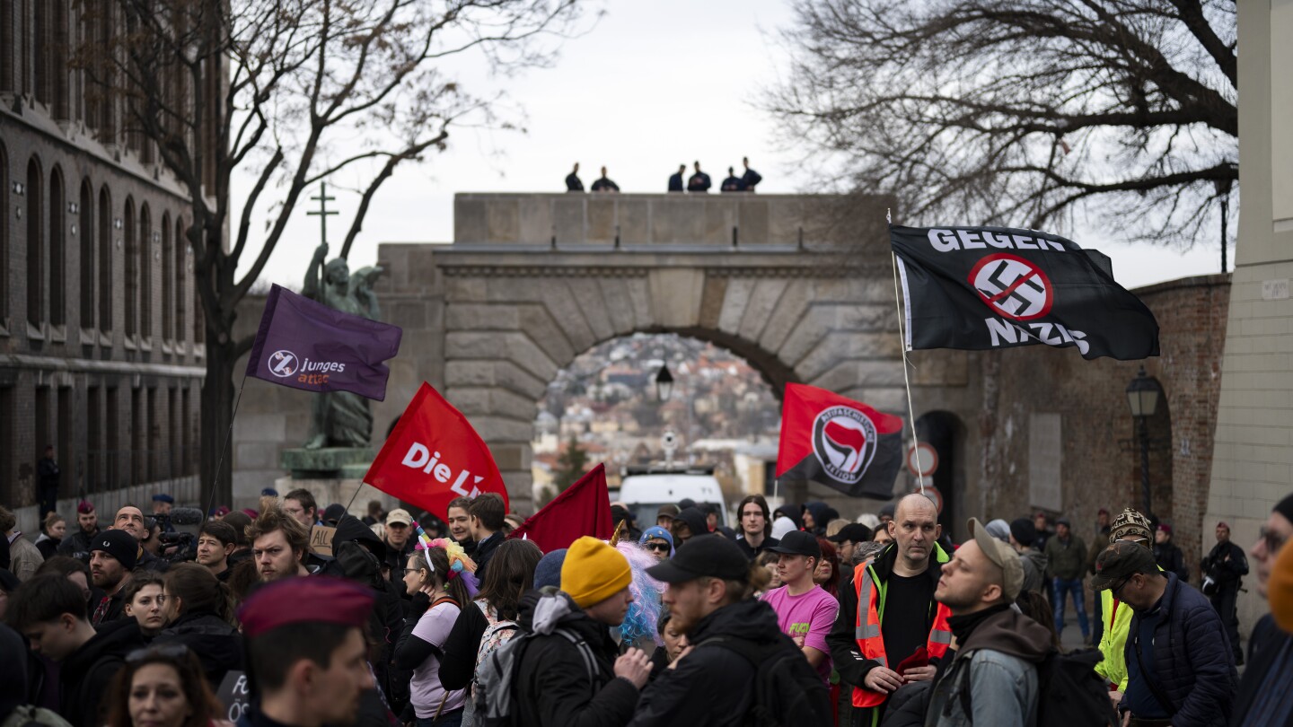 БУДАПЕЩА Унгария АП — Антифашистки активисти се събраха в столицата