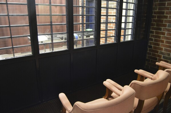 In this undated photo provided by the South Carolina Department of Corrections, viewing chairs are placed in the witness room of the execution chamber in the Broad River Correctional Institute in Columbia, S.C. (South Carolina Department of Corrections via AP)