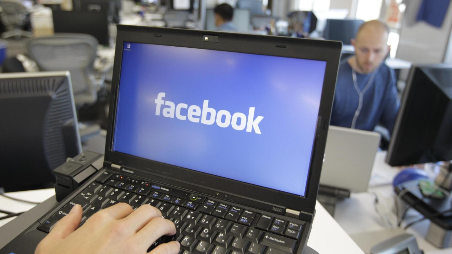 Facebook membiarkan remaja berbagi dengan audiens yang lebih besar