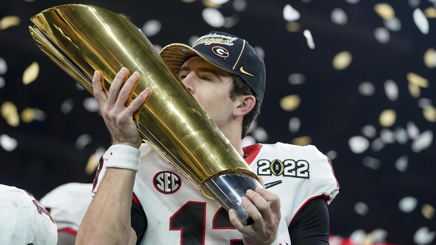 Georgia Bulldogs win first college football national title since 1980, beat  defending champs Alabama 33-18 - CBS News