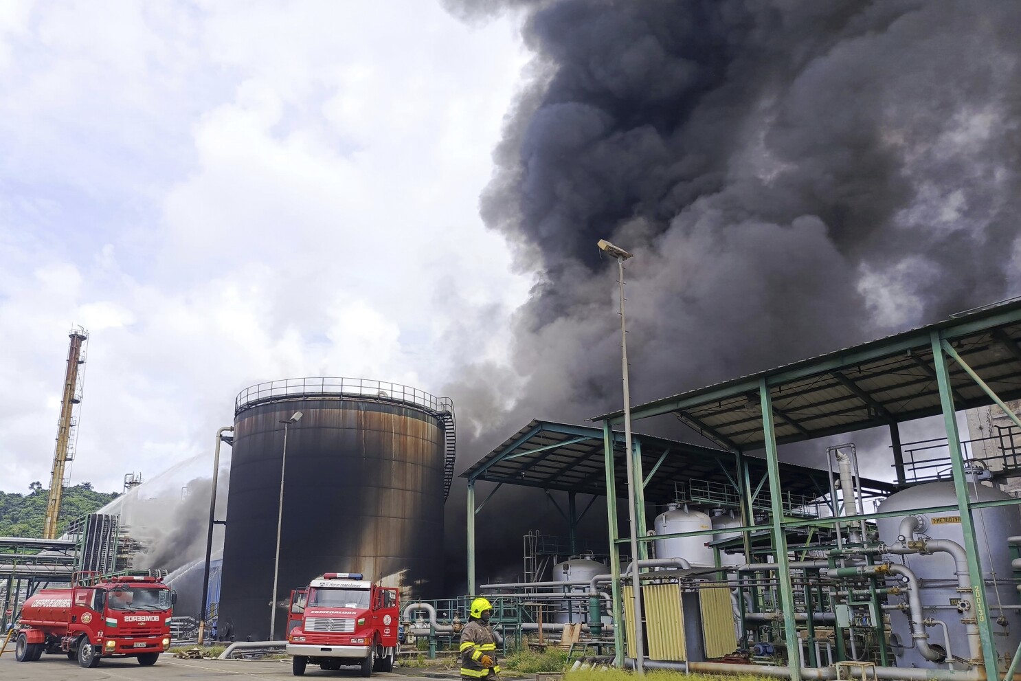 Ecuador declara en emergencia su refinería más importante tras un incendio reciente