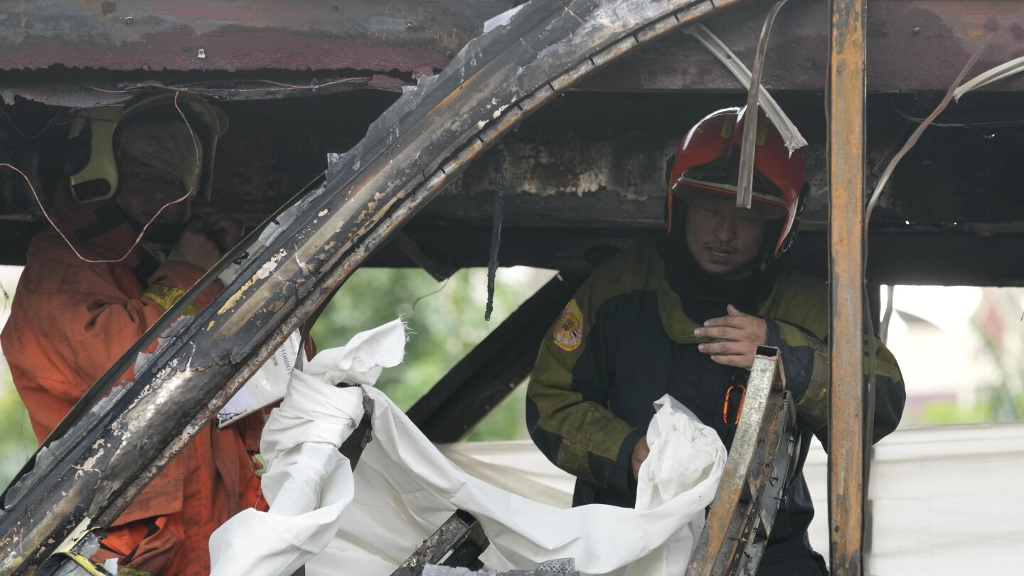 Tailandia: Se produjo un incendio en un autobús escolar en las afueras de Bangkok y se teme que al menos 25 personas hayan muerto