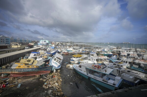 Huracán Beryl alcanza fuerza de categoría 5 y barre islas en el sureste del Caribe