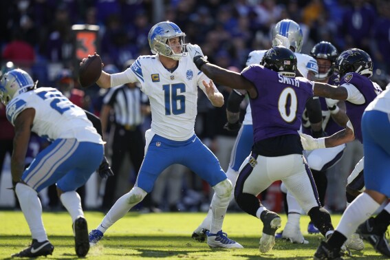 Goff throws for 353 yards, 2 TDs to lead NFC North-leading Lions past  Buccaneers