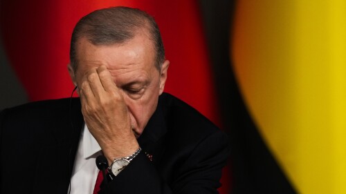 Turkijos prezidentas Recepas Tayyipas Erdoganas klausosi Ukrainos prezidento Volodymyro Zelenskio per bendrą spaudos konferenciją po jų susitikimo Stambule (Turkija) anksti šeštadienį, 2023 m. liepos 8 d. į Stokholmą įstoti į Gynybos aljansą.  (AP nuotrauka / Francisco Seco)