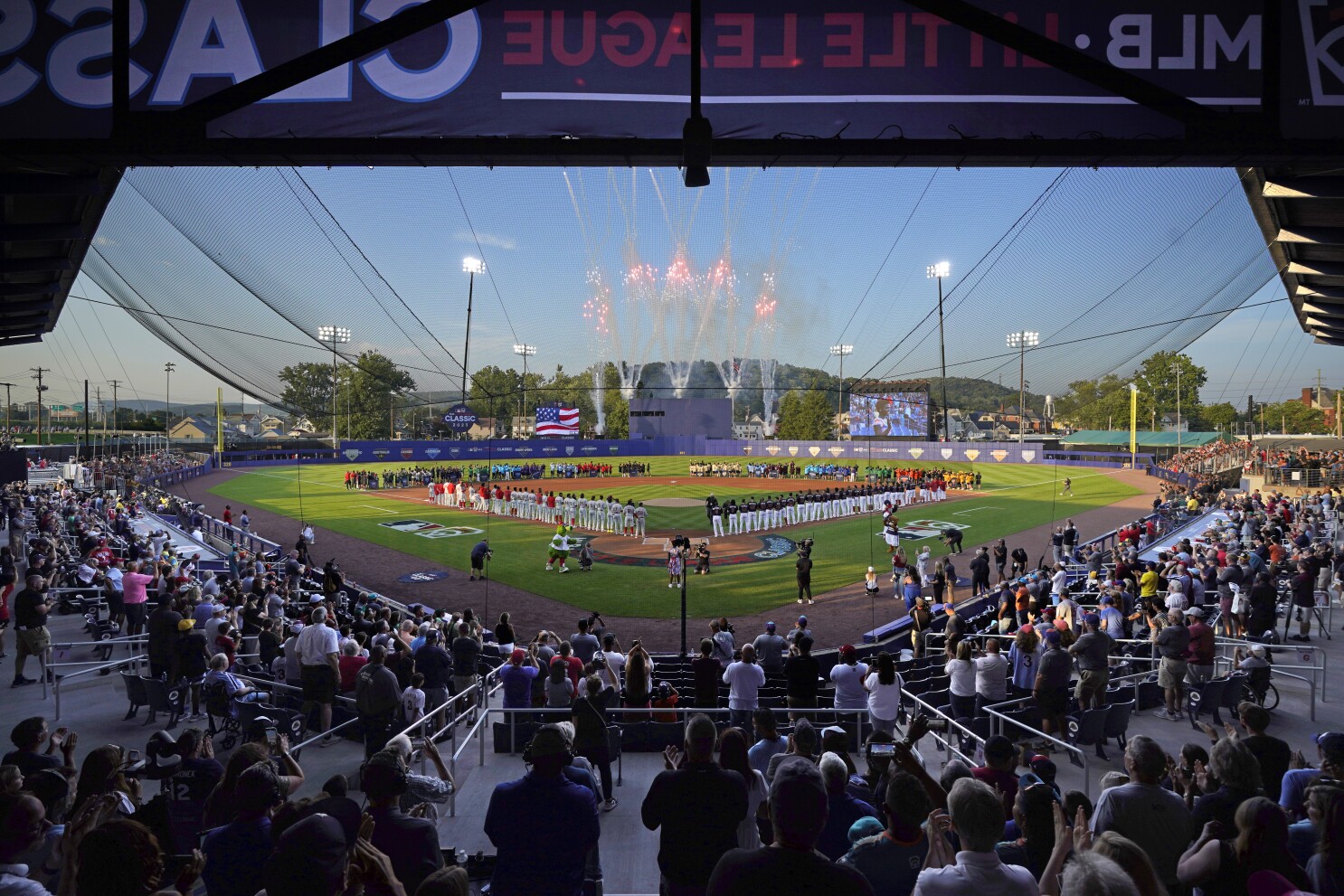 Nationals and Phillies are kids for a day, mingling among Little Leaguers –  WUTR/WFXV –