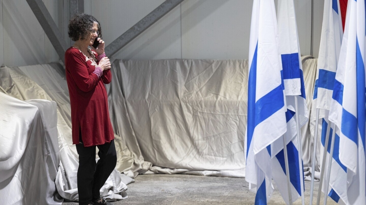 ХЕРЦЛИЯ Израел AP — След седем седмици държани като заложници