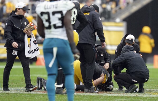 Steelers lose QB Kenny Pickett to rib injury late in first half vs. Jaguars,  replaced by Trubisky | AP News