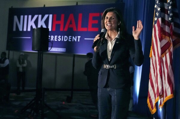 ARCHIVO - La candidata presidencial republicana, ex embajadora ante la ONU, Nikki Haley, se dirige a una reunión durante un mitin de campaña, el 19 de enero de 2024, en Manchester, NH. Haley usó su discurso para intensificar sus preguntas sobre la aptitud mental del candidato presidencial republicano, el ex presidente Donald Trump, destacando su pide pruebas de competencia mental para los políticos: su forma de señalar las edades de Trump y del presidente Joe Biden (77 y 81 años, respectivamente). (Foto AP/Charles Krupa, archivo)